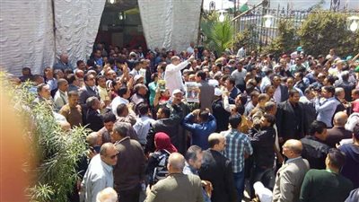 صور| تجمهر الناخبين أمام مقر حزب الوفد للإدلاء بأصواتهم للرئيس الجديد