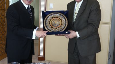 محافظ القاهرة يهنئ 