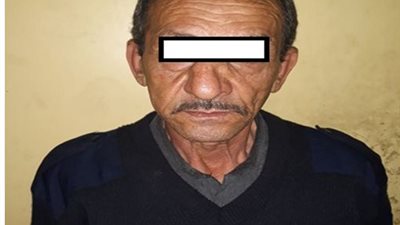 مسن بدرجة نصاب يستولى على أموال الفتيات بحجة حجز تذاكر القطارات