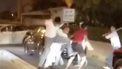 فيديو.. مشاجرة عنيفة بالسكاكين  في الكويت بشارع دمشق