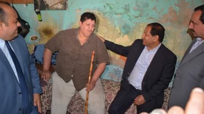 في لفتة إنسانية.. محافظ الغربية يزور حالة إنسانية بقطور 