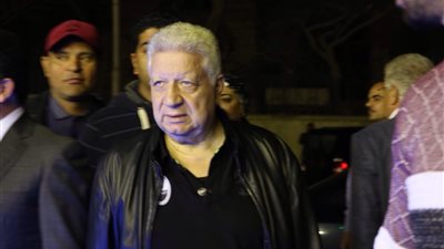 مرتضى منصور  يقدم واجب العزاء في والدة إيهاب لهيطة 