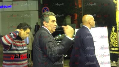 أحمد مجاهد يقدم واجب العزاء في والدة إيهاب لهيطة 