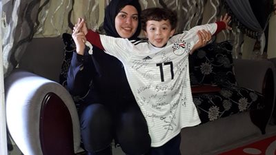 محمد النني لابن الشهيد شبراوي : فخور إنك ترتدي تي شيرتي 