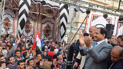 محافظ الغربية وسط ملحمة الأهالى للإحتفال بفوز الرئيس السيسي 