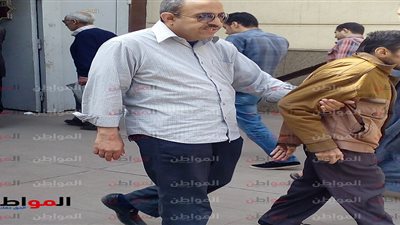 مواطن من ذوي الاحتياجات يساعد آخر كفيف.. مصر في صورة