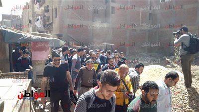 صور| مشياً على الأقدام.. أهالي طنطا يشيعون جثمان العراب أحمد خالد توفيق بطنطا