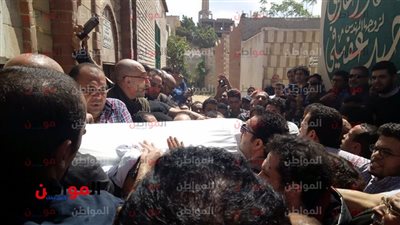 فيديو| وصول جثمان العراب أحمد خالد توفيق إلى مقابر أسرته بطنطا