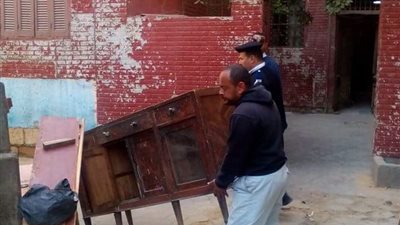 صور| رئيس حي الخليفة يقوم بإزالة الإشغالات فى الطرق 