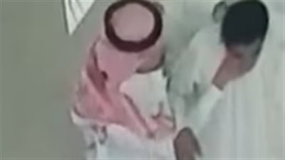 فيديو| شاهد ماذا فعل طالب بعد ابتلاع زميله لغطاء زجاجة مياه 