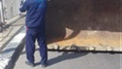 صور| حملة لتركيب باكية سور وكشافات إنارة بكوبري الملك خالد بمنشأة ناصر