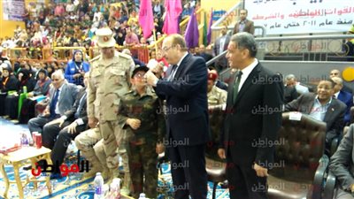 فيديو| محافظ بني سويف يردد مع طالب أغنية 