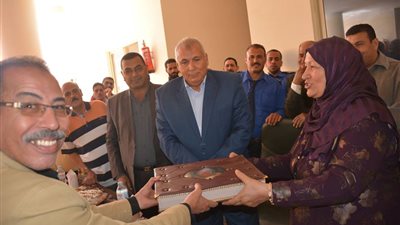 صور| محافظ الوادي الجديد يهدي رحلة عمرة لـ