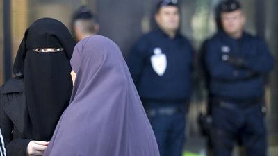 النمسا توجه هجوما صارخا للحجاب والنقاب