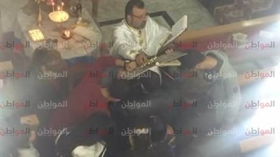 صور| أقباط دمياط يؤدون صلاة الزيت المقدس استعدادا للاحتفال بخميس العهد 