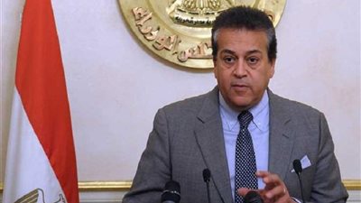 خالد عبد الغفار يستعرض تقريرًا حول حصول جامعة عين شمس على تقييم دولي