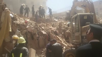 مصدر أمني: وجود 4 أشخاص تحت أنقاض عقار الإسكندرية