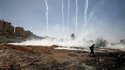 صور| استمرار المواجهات بين الفلسطينيين والاحتلال بمدينة البيرة