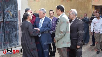 صور| محافظ المنيا يقدم واجب العزاء لأسرة شهيد سيناء