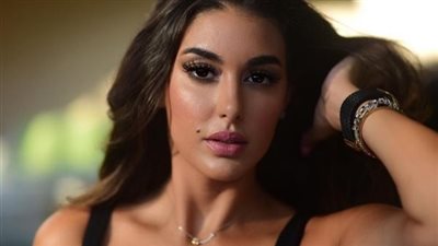 ياسمين صبري بإطلالة ذهبية مثيرة في أمريكا
