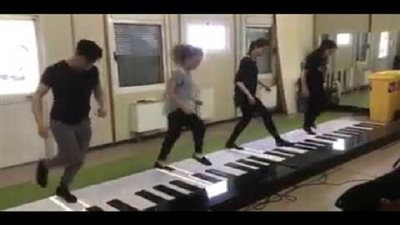 بالفيديو| عزف بالاقدام على اكبر بيانو