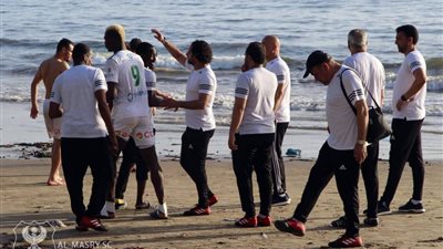 لاعبي المصري يخوضون تدريبات استشفائية على شاطئ المحيط الأطلنطي