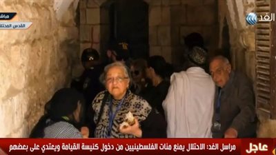 فيديو| الاحتلال يمنع الفلسطينيين من دخول كنيسة القيامة 