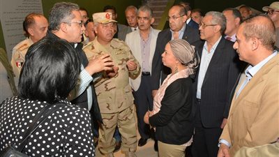 صور| وزير الآثار يتفقد متحف سوهاج القومي.. ويوجه بتصحيح أخطاء لافتات المتحف