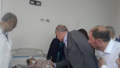 صور| محافظ القليوبية يزور أطفال 