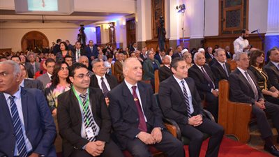 صور|محافظ القاهرة يهنئ البابا تواضروس بعيد القيامة