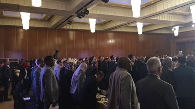 صور| دقيقة حداد على أرواح شهداء الشعب الفلسطيني بمؤتمر العمل العربي