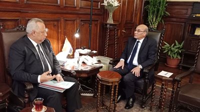 وزير الزراعة يبحث مع محافظ الشرقية سبل التيسير على مزارعي المحافظة خلال موسم توريد القمح