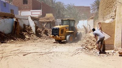 صور| هدم منزل آيل للسقوط بواحة الخارجة في الوادي الجديد