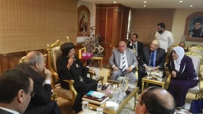 صور|محافظ القليوبية ومدير الأمن يزوران الكنائس لتهنئة الأقباط بعيد القيامة 