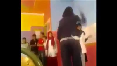 فيديو| على غرار الطالبة مريم.. فتاة مراهقة تعتدي على زميلتها بالضرب