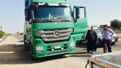 صور| تسرب مواد بترولية بطريق المناشي - الخطاطبة بسبب تعطل سيارة نقل