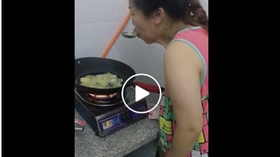 فيديو| امرأة آسيوية تطهو الطعام بطريقة عجيبة