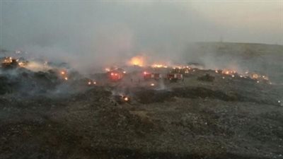 إخماد حريق في مقلب قمامة 