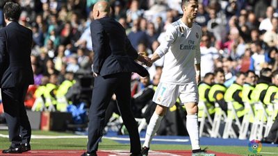 زيدان يفاجئ عشاق ريال مدريد في الديربي باستبدال رونالدو