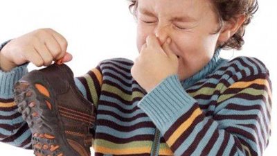 فيديو| وصفات طبيعية للتخلص من رائحة الأحذية الكريهة في الصيف  