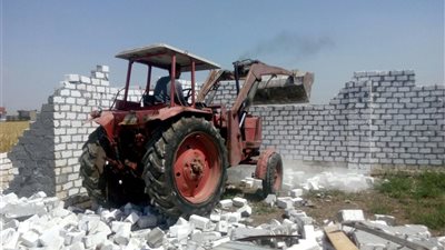 صور| تنفيذ 49 قرار إزالة للتعديات على الأرض الزراعية بدمنهور