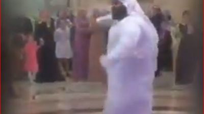 فيديو| خليجي يرقص بطريقة طريفة مع فتاة حسناء في حفل زفاف شيشاني