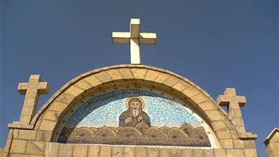القيادات الأمنية والتنفيذية بالأقصر تهنئ الأقباط بعيد القيامة المجيد من دير القديس