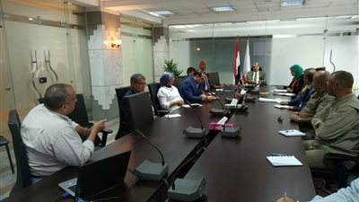وزير البيئة يجتمع مع قيادات الوزارة لمناقشة أعمال تطوير محمية وادي الريان