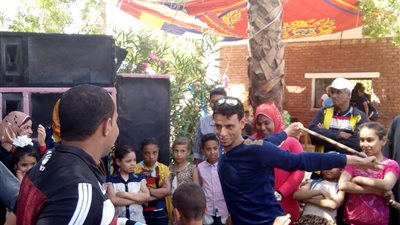 فيديو| على أنغام الدي جي شباب الوادي الجديد يرقصون بالعصا احتفالا بشم النسيم 2018
