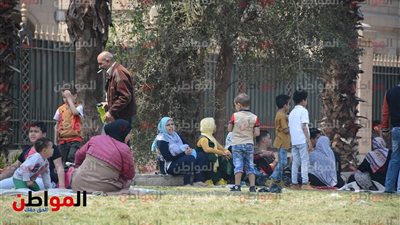 صور| الفسيخ والرنجة شعار حديقة جامعة القاهرة في شم النسيم