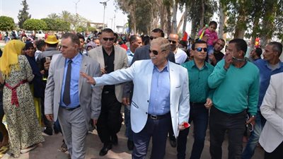 صور| محافظ الإسماعيلية يتفقد الحدائق ويشارك الزوار احتفالات الربيع
