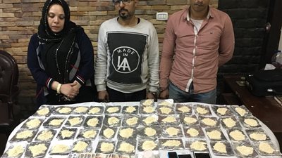 مباحث المطرية تضبط مسجل خطر وزوجته أثناء قيامهم بترويج المخدرات