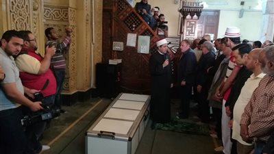 مظهر شاهين يؤم المصلين في جنازة الإعلامية آمال فهمي
