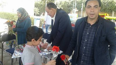 تزامناً مع شم النسيم 2018.. رئيس حي غرب شبرا يوزع الورود على المواطنين